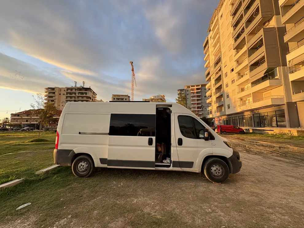 Unser weißer Campervan im Abendlicht auf unserem Freisteh-Platz in Vlora