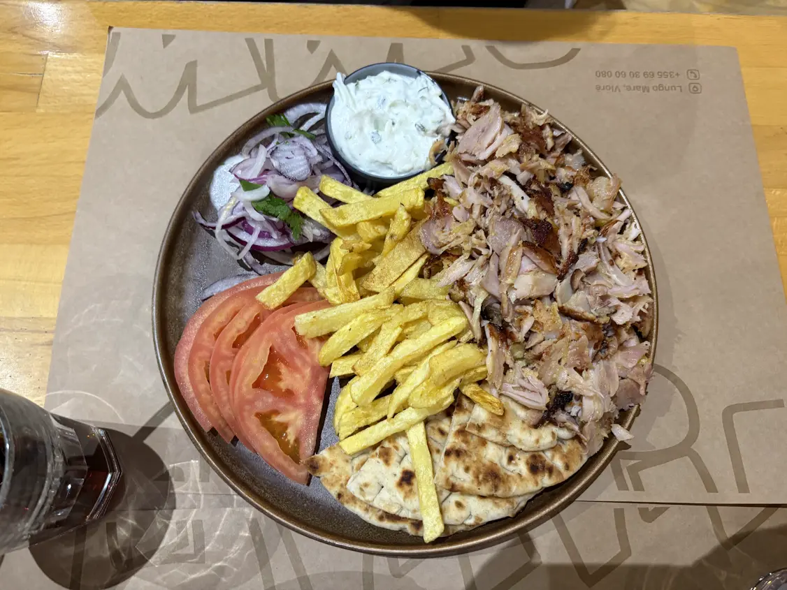Gyros-Teller mit Pommes, Tomaten, Zwiebeln, Pita und Tzatziki im Restaurant Namma an der Lungomare