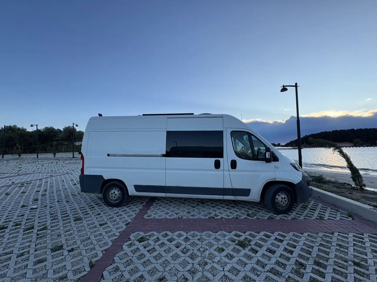Unser Campervan auf dem neuen, kostenlosen Parkplatz am Zugang zum Kloster Zvërnec