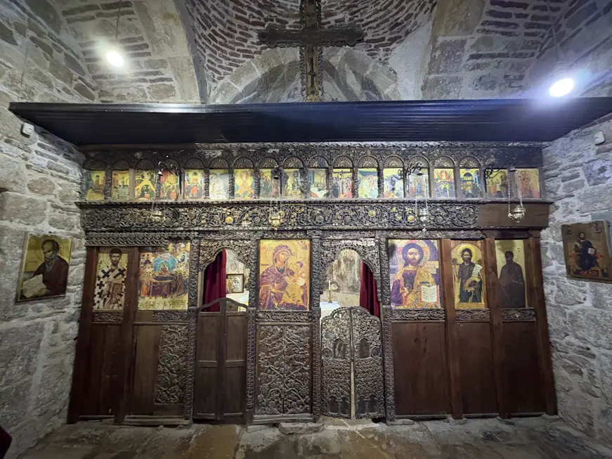 Geschnitzte Holz-Ikonostase mit Heiligenbildern in der Kirche des Klosters Zvërnec