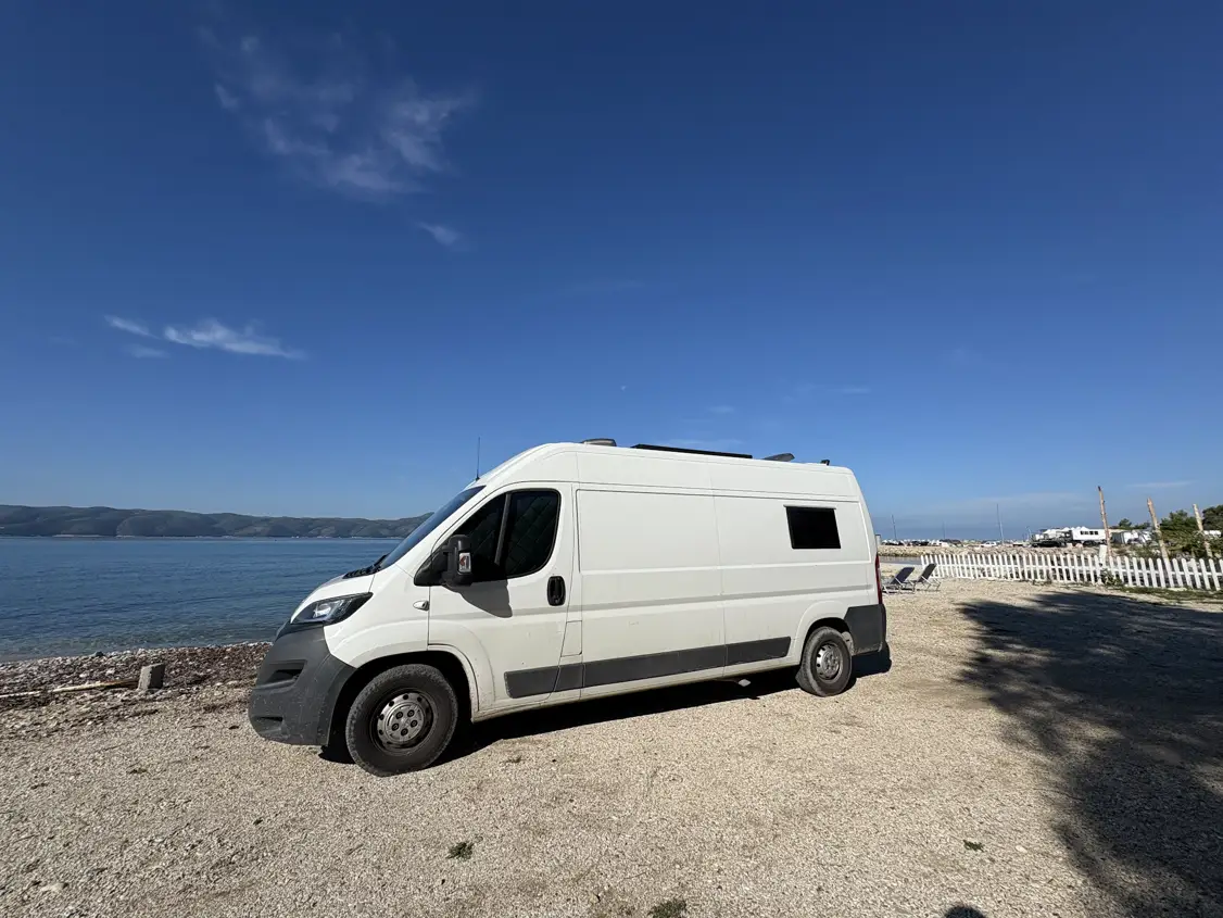 Unser Campervan auf einem privaten Stellplatz direkt am Meer in der Bucht von Vlora