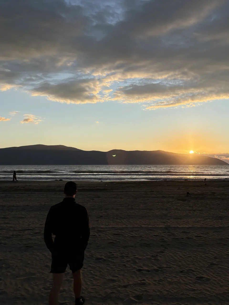 Mark als Silhouette am Strand von Vlora beim Sonnenuntergang über der Bucht