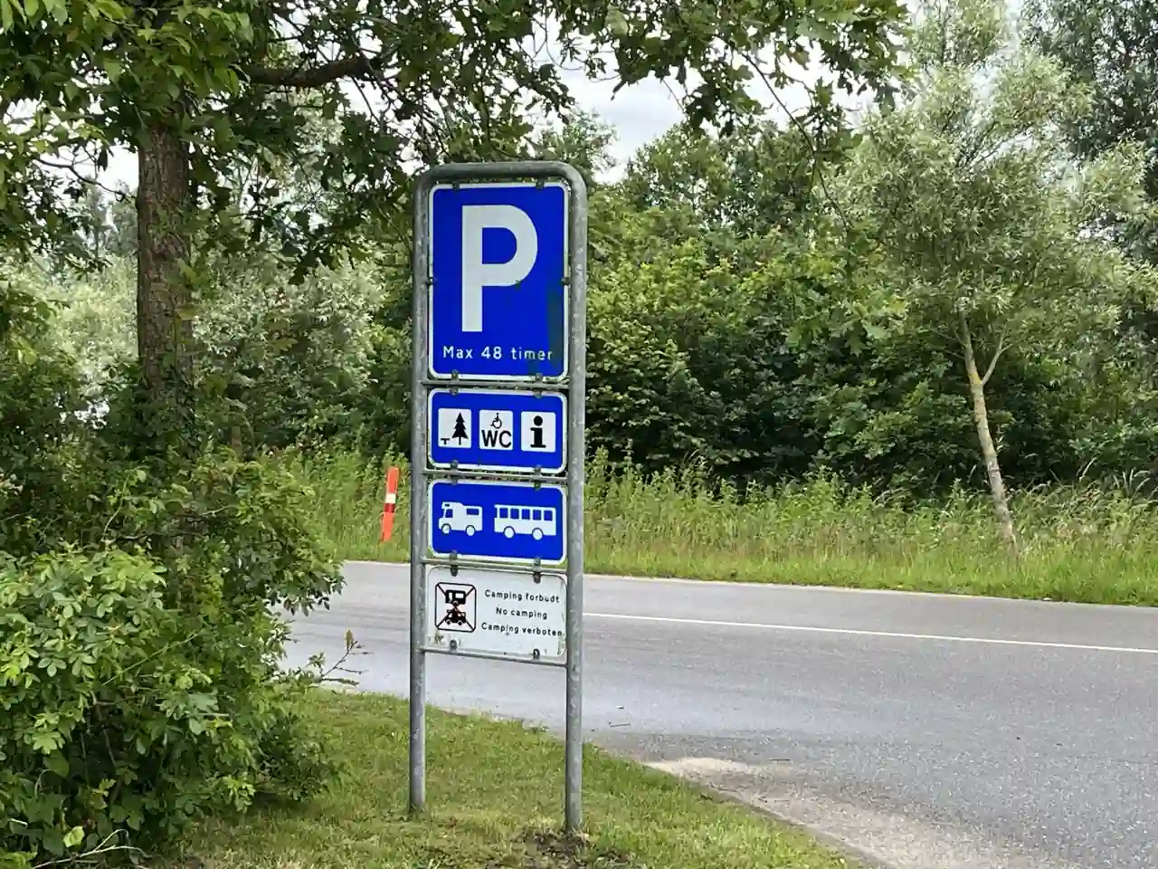Stellplatz-Schild mit Informationen zu den Kosten und Regeln in Ribe, Dänemark