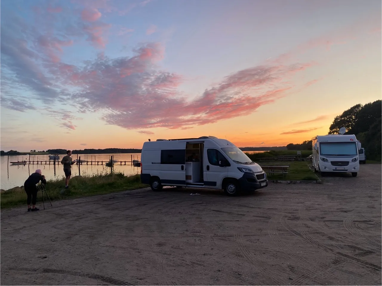 Sonnenuntergang an der dänischen Westküste mit Wohnmobil-Stellplatz