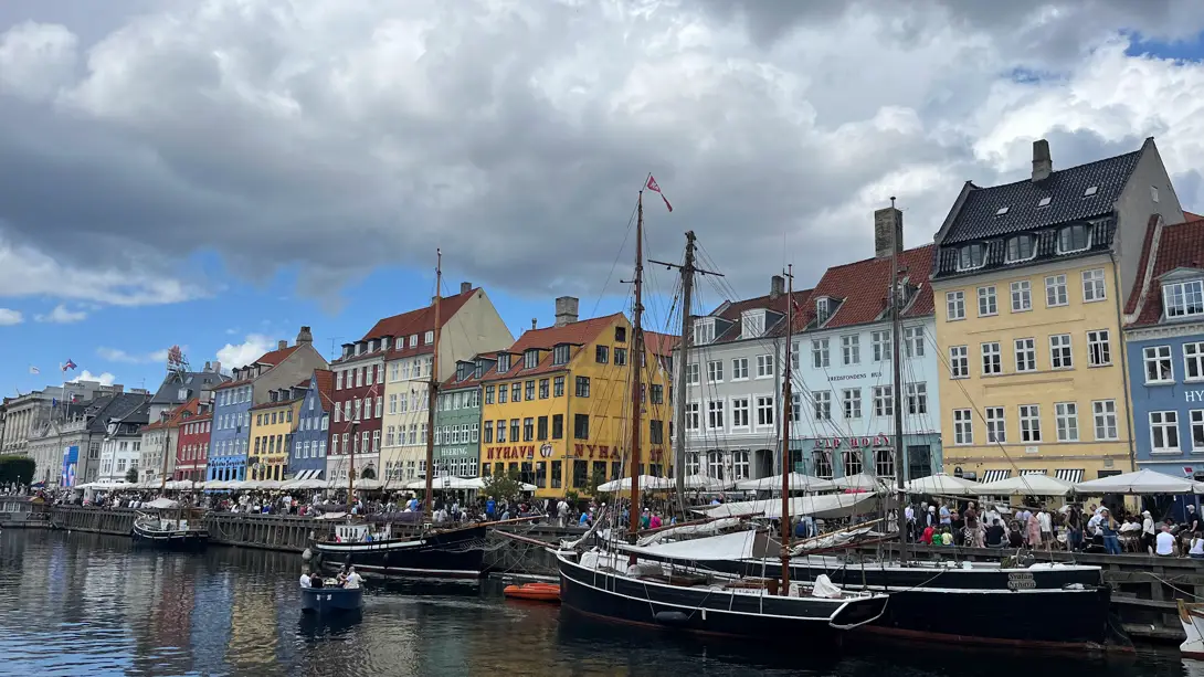 Nyhavn in Kopenhagen mit bunten Häusern und Segelschiffen im Kanal