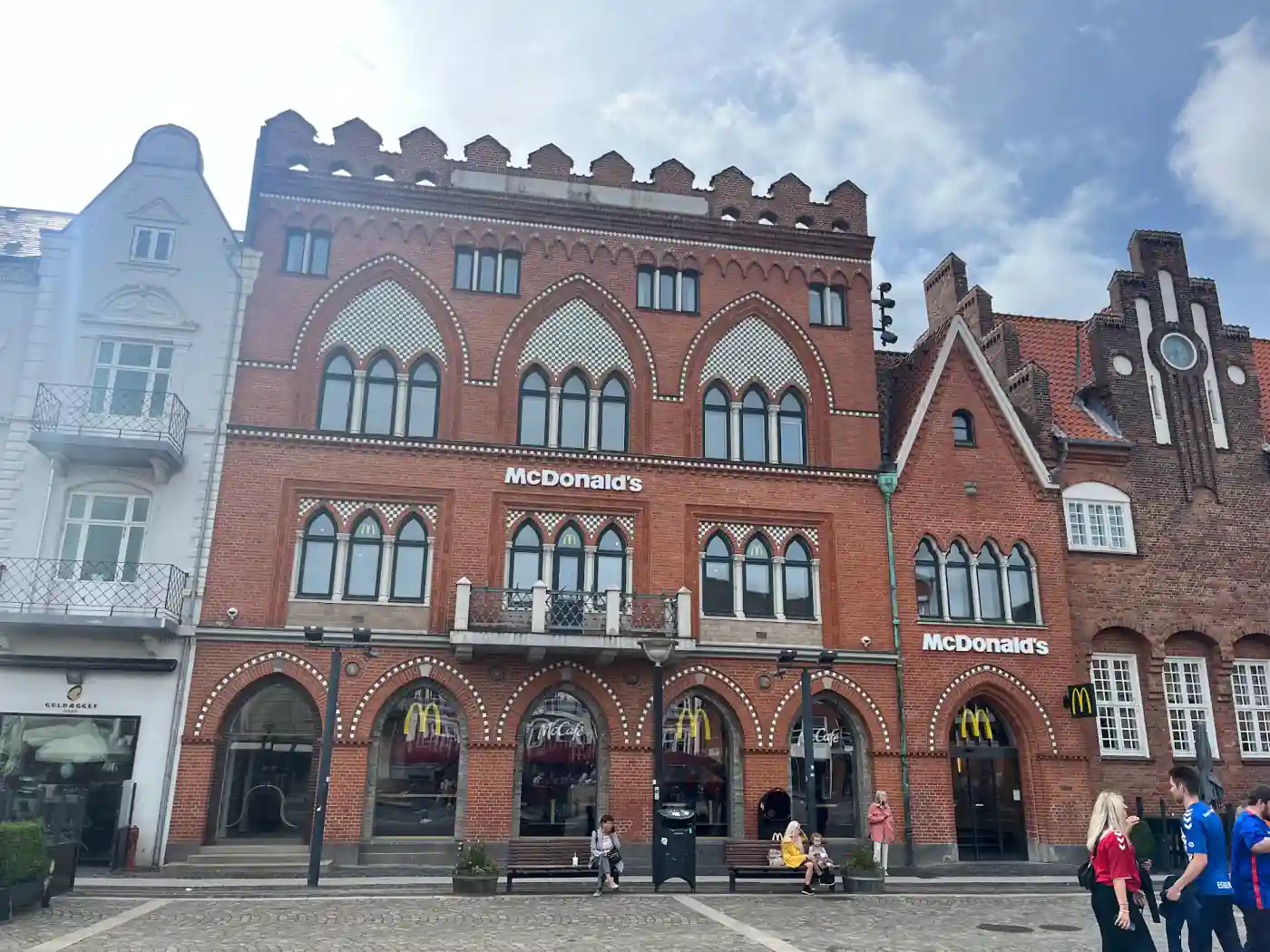 Backsteinbau mit Spitzbogenfenstern und Zinnen am Marktplatz von Esbjerg