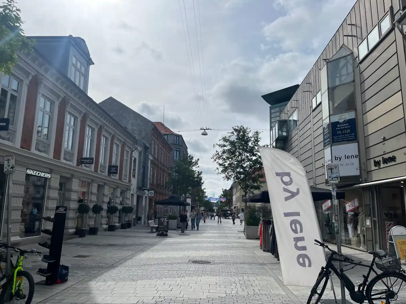 Die Fußgängerzone Kongensgade in Esbjerg mit Geschäften und Backsteinfassaden