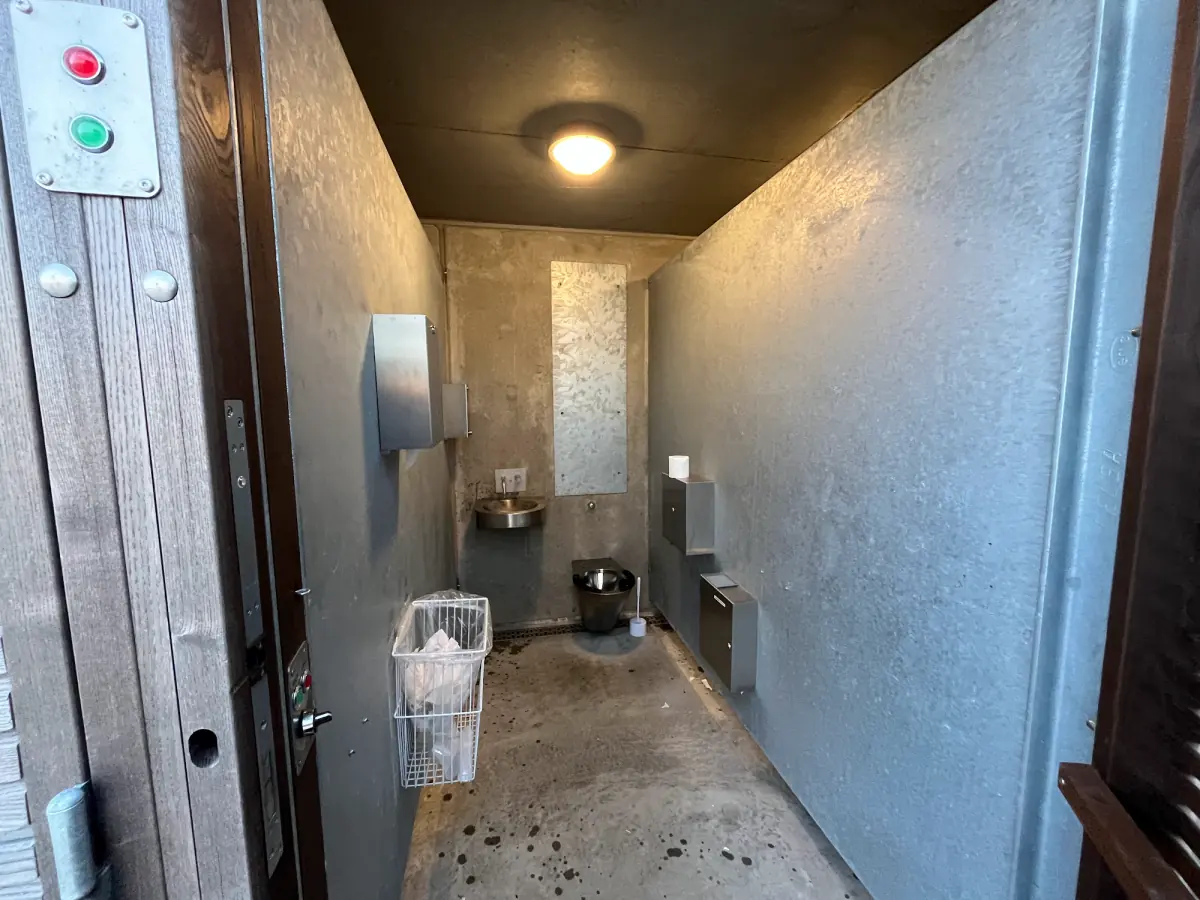 Innenraum der öffentlichen Toilette am Esbjerg Strand aus Beton und Stahl