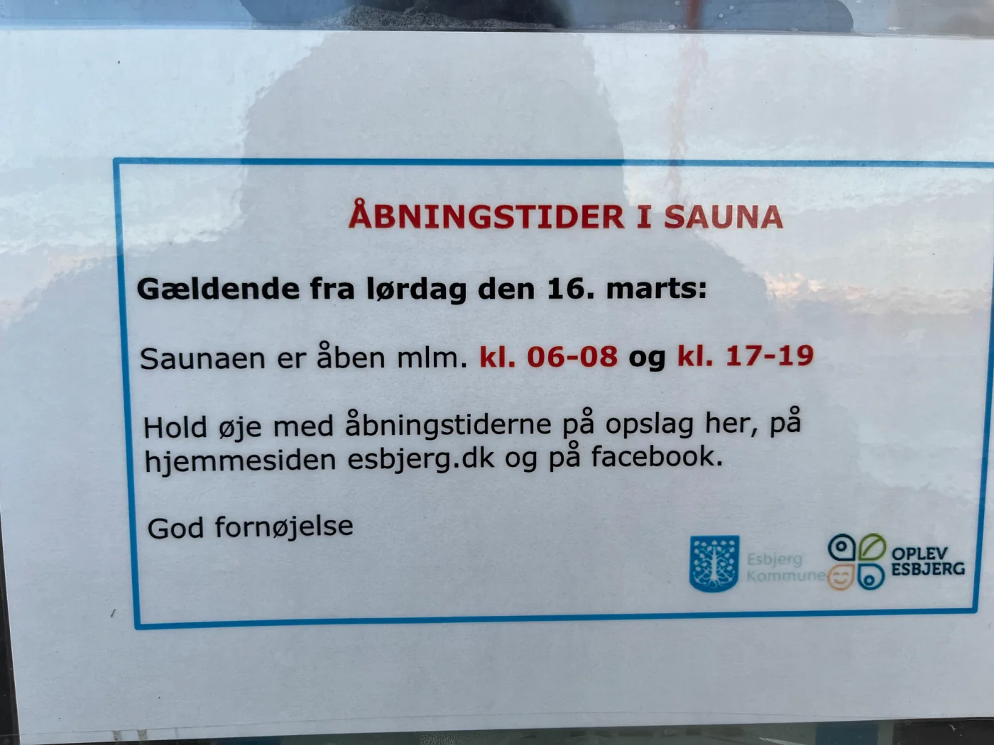 Aushang der Esbjerg Kommune mit den Öffnungszeiten der Sauna am Esbjerg Strand