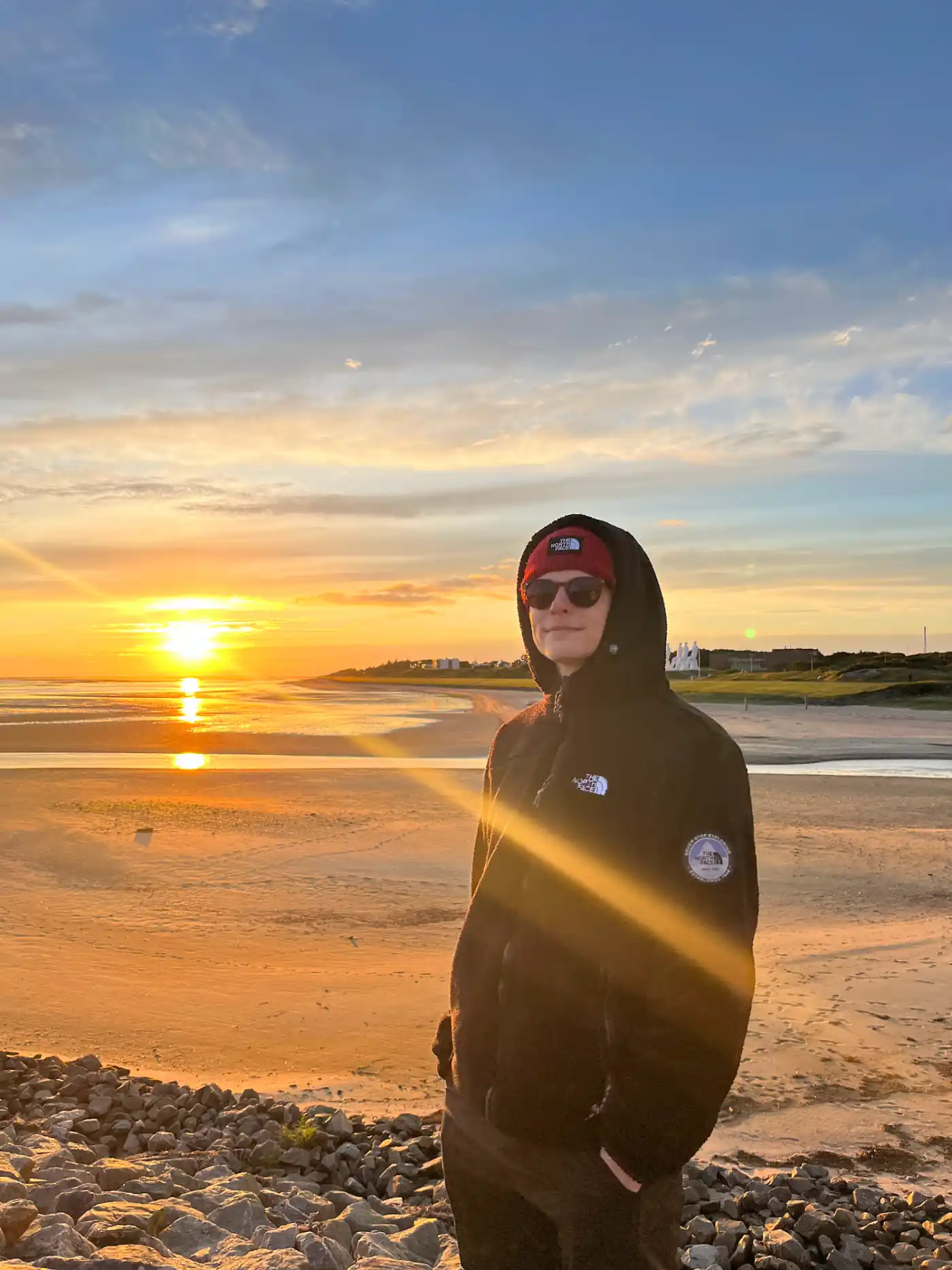 Lara von Lehmann Vlogs in dicker Jacke am Strand von Esbjerg bei Sonnenuntergang