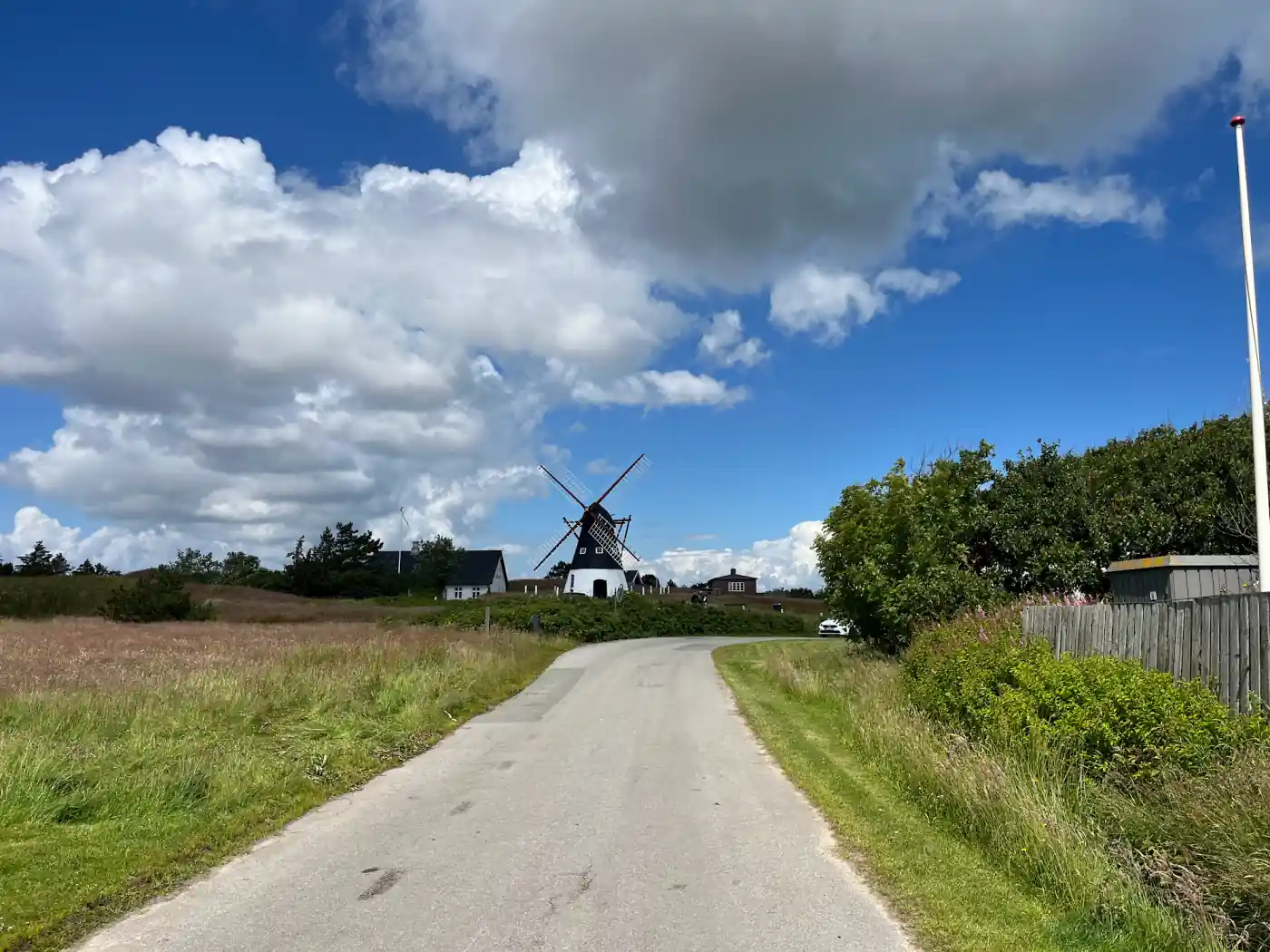 Die historische Windmühle Mandø Mølle am Ende einer schmalen Straße auf der Insel Mandø