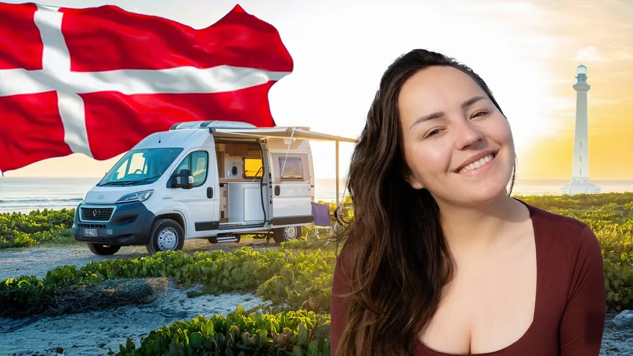 Lara von Lehmann Vlogs vor dem Kastenwagen, daneben die dänische Flagge und ein Leuchtturm an der Nordseeküste
