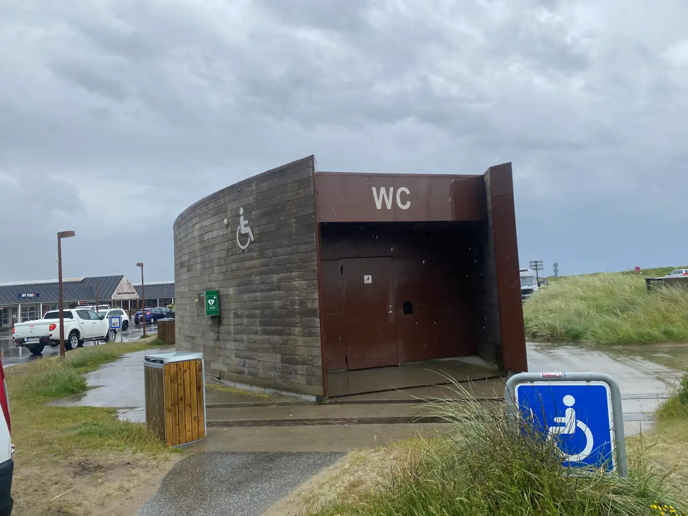 Öffentliche Toilette aus Holz und Cortenstahl am Parkplatz von Lakolk auf Rømø