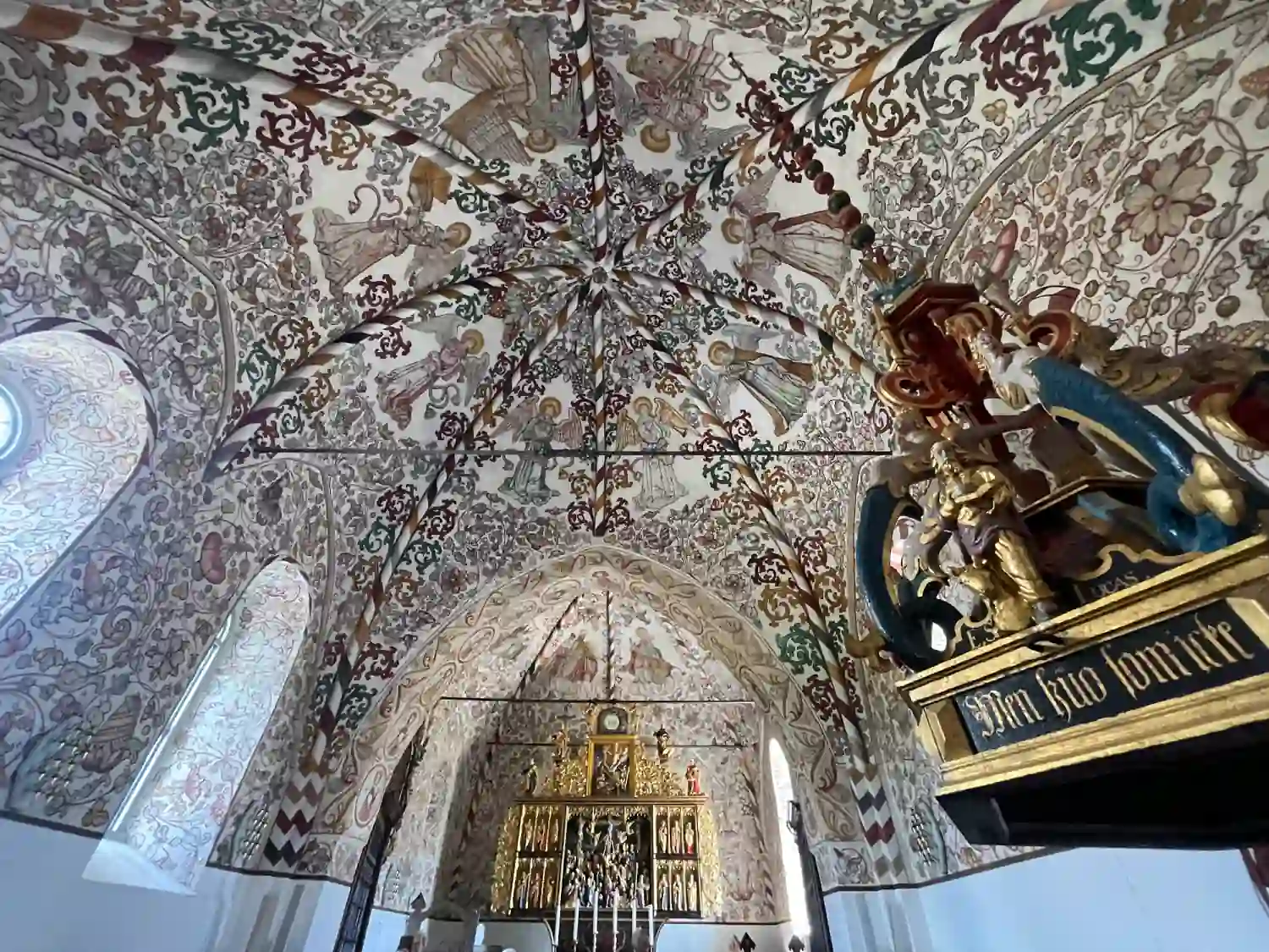 Bemaltes Kirchengewölbe der Møgeltønder Kirche mit Wandmalereien und barocker Kanzel