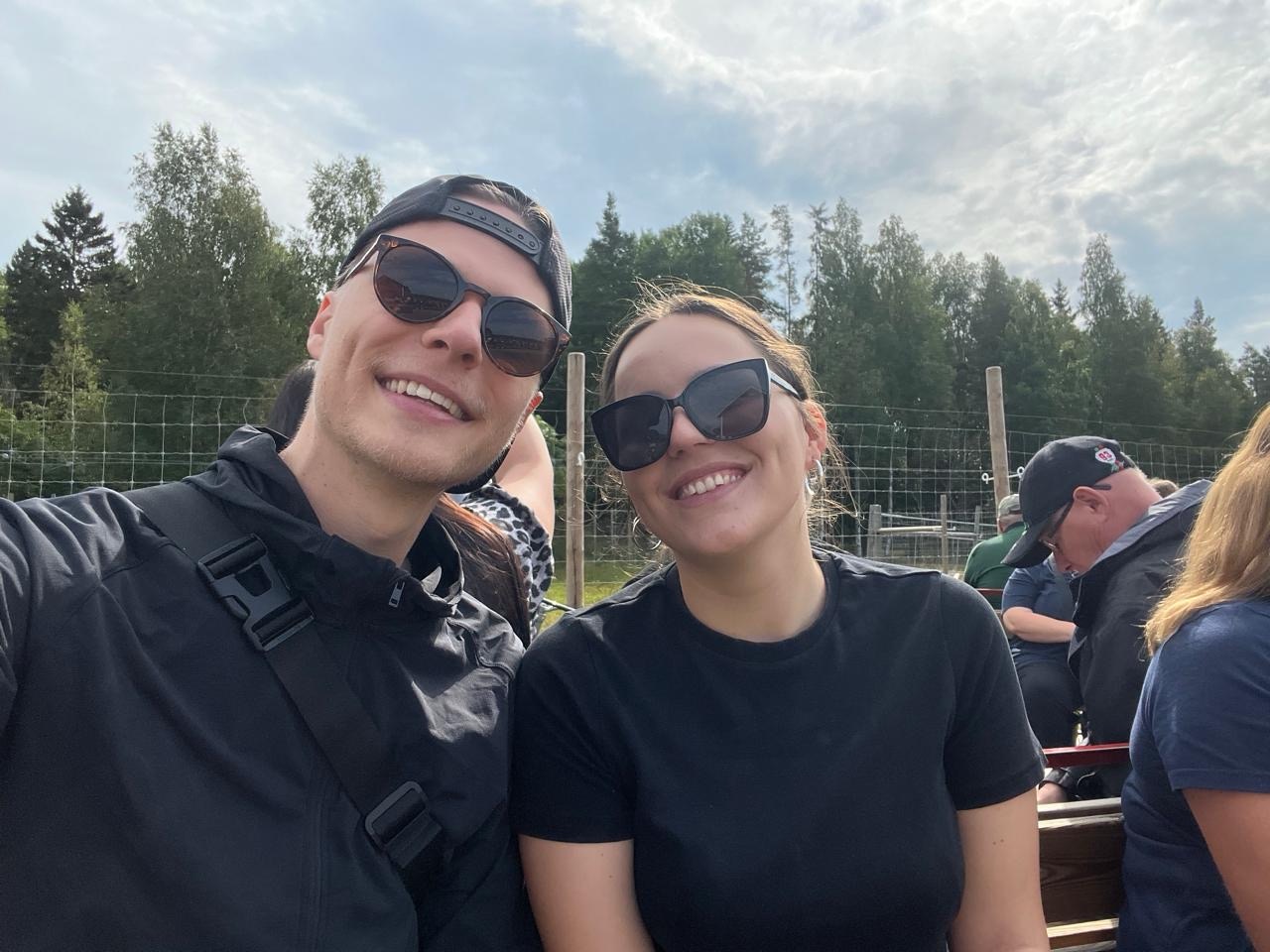 Männlicher Elch mit majestätischem Geweih im Gårdsjö Älgpark