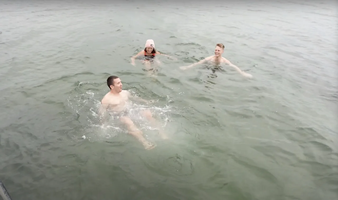 Eisbaden in der Ostsee vor Fünen bei Sonnenuntergang