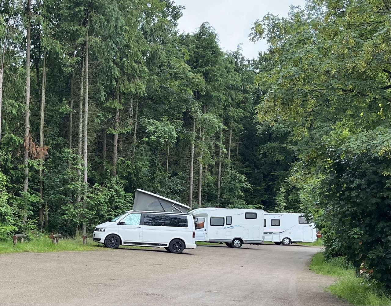 Shelter-Platz Fünen mit Wohnmobil und Holzhütte