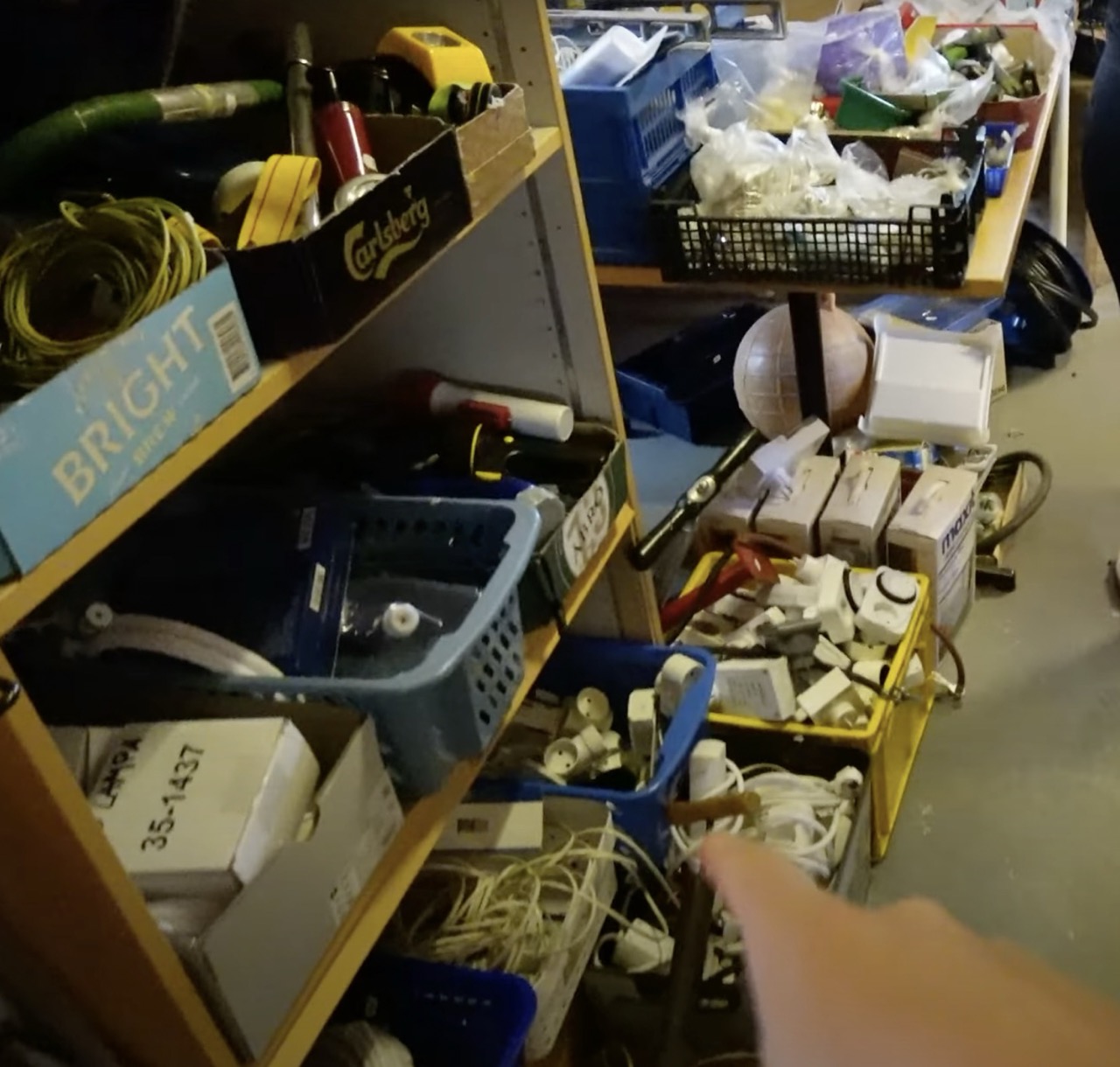 Bitcoin-Symbol vor Loppis auf Öland - moderne schwedische Flohmärkte