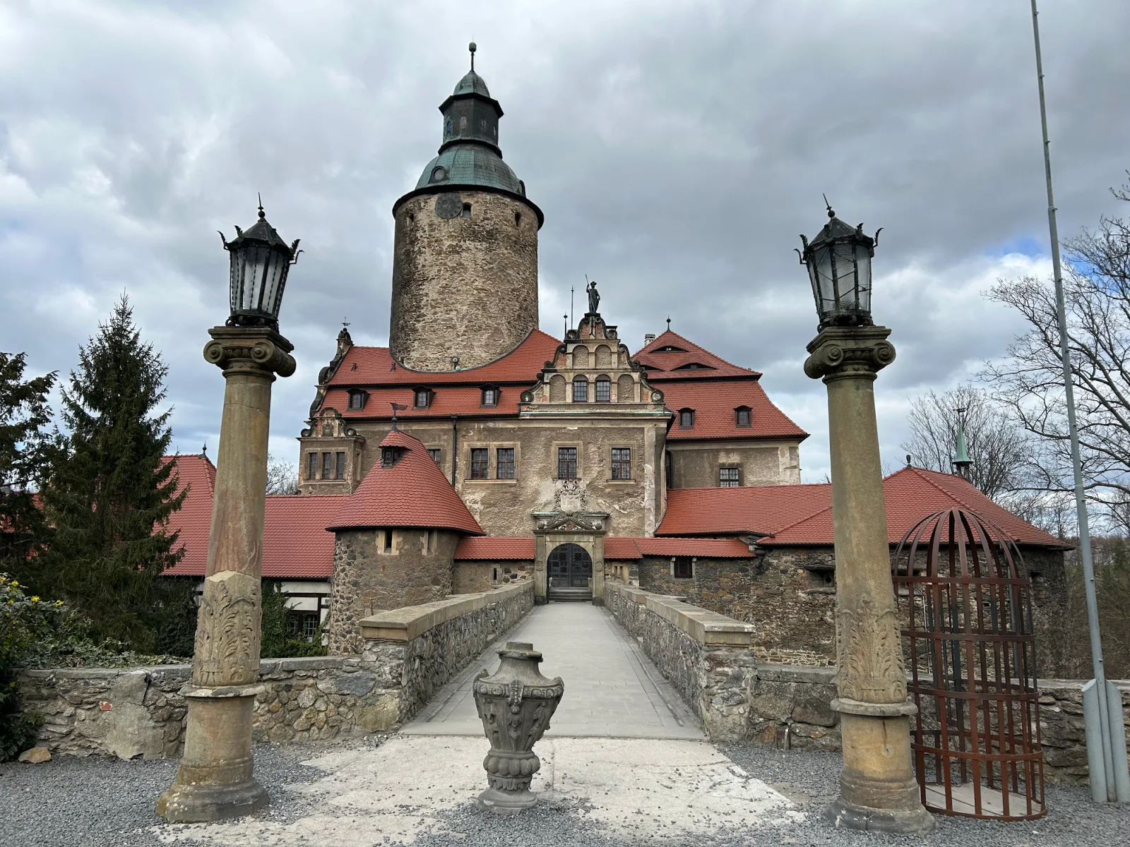 Burg Tzschocha (Czocha) Frontalansicht mit Zugangsbrücke in Niederschlesien