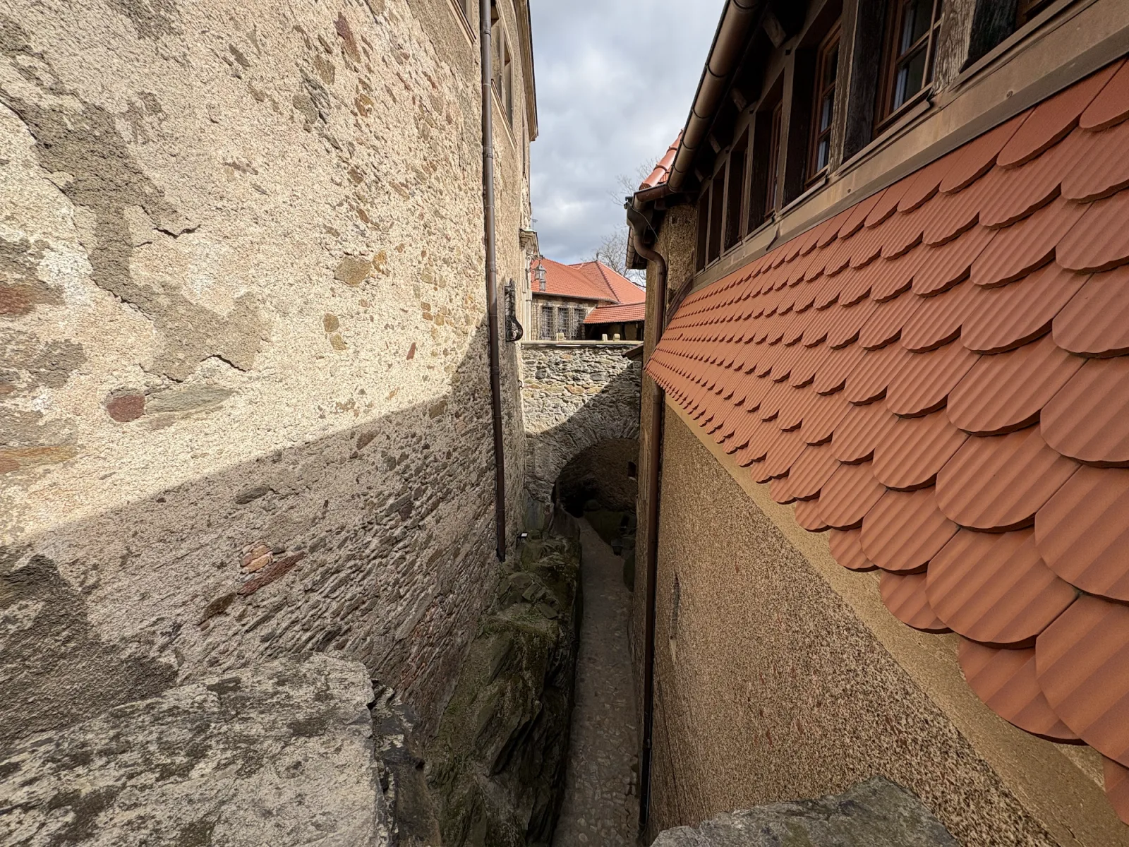 Schmaler Geheimgang im Burghof von Tzschocha (Czocha)