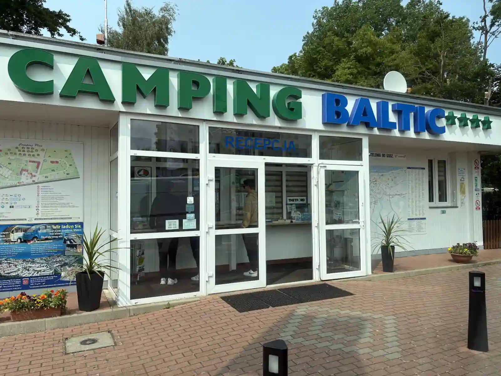 Rezeption des Camping Baltic in Kolberg mit großem Schriftzug über dem Eingang