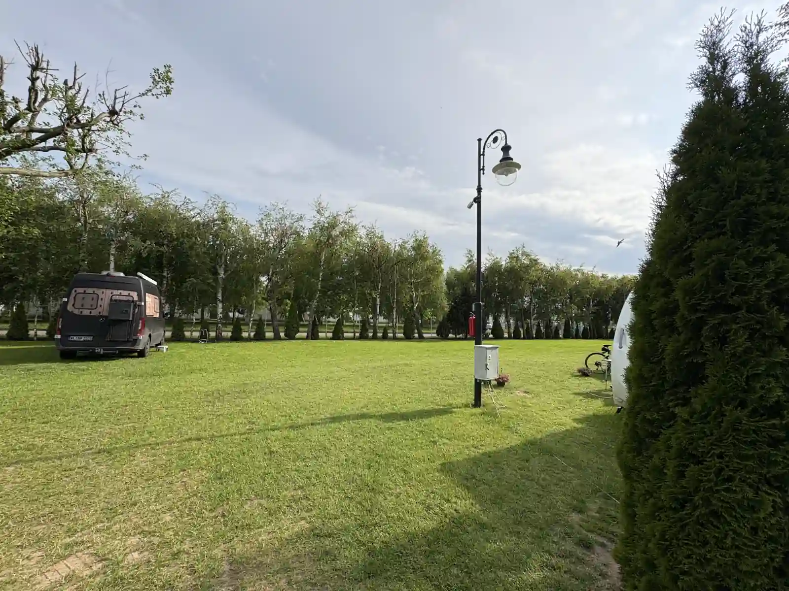 Weitlaeufige Rasenflaeche mit Campern auf Camping Forest Leba