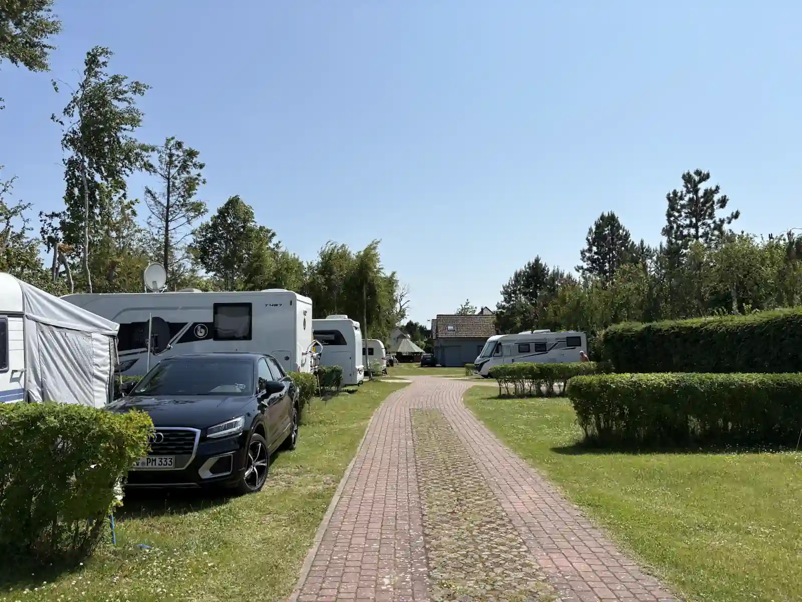 Camping Pomona Niechorze mit Wohnmobilen zwischen Hecken