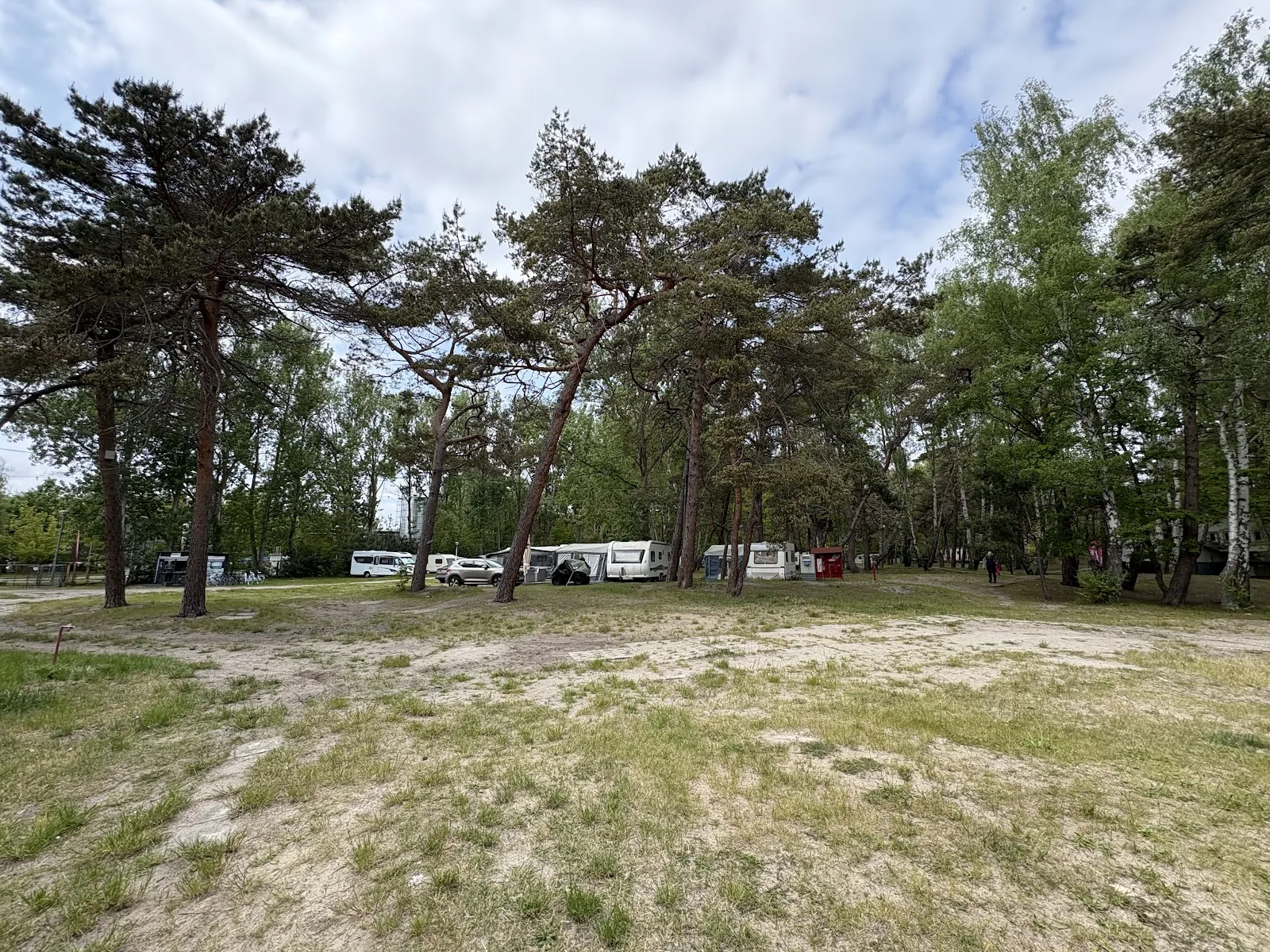 Camp Hel Stellplatz Untergrund Sand Wiese Polen