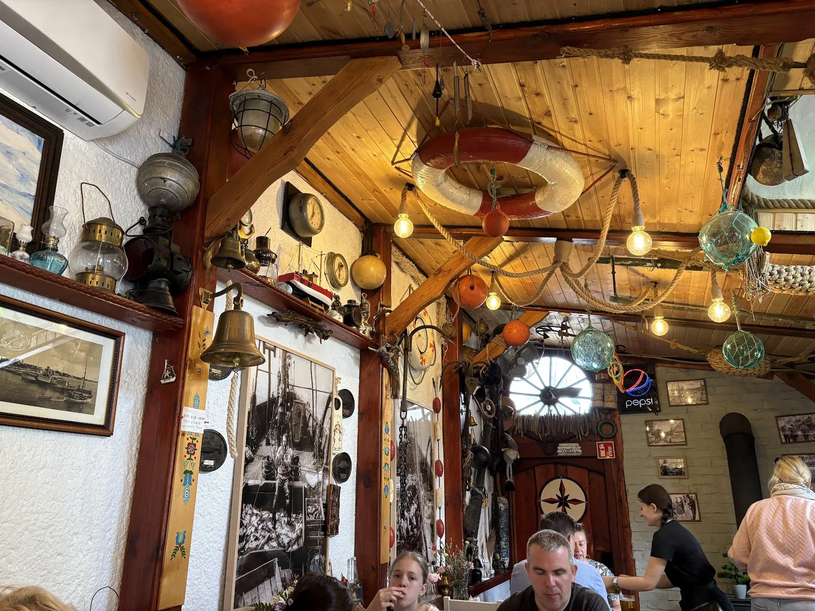 Maritimes Interieur eines Fischrestaurants in Hel mit Rettungsring und Fischernetzen