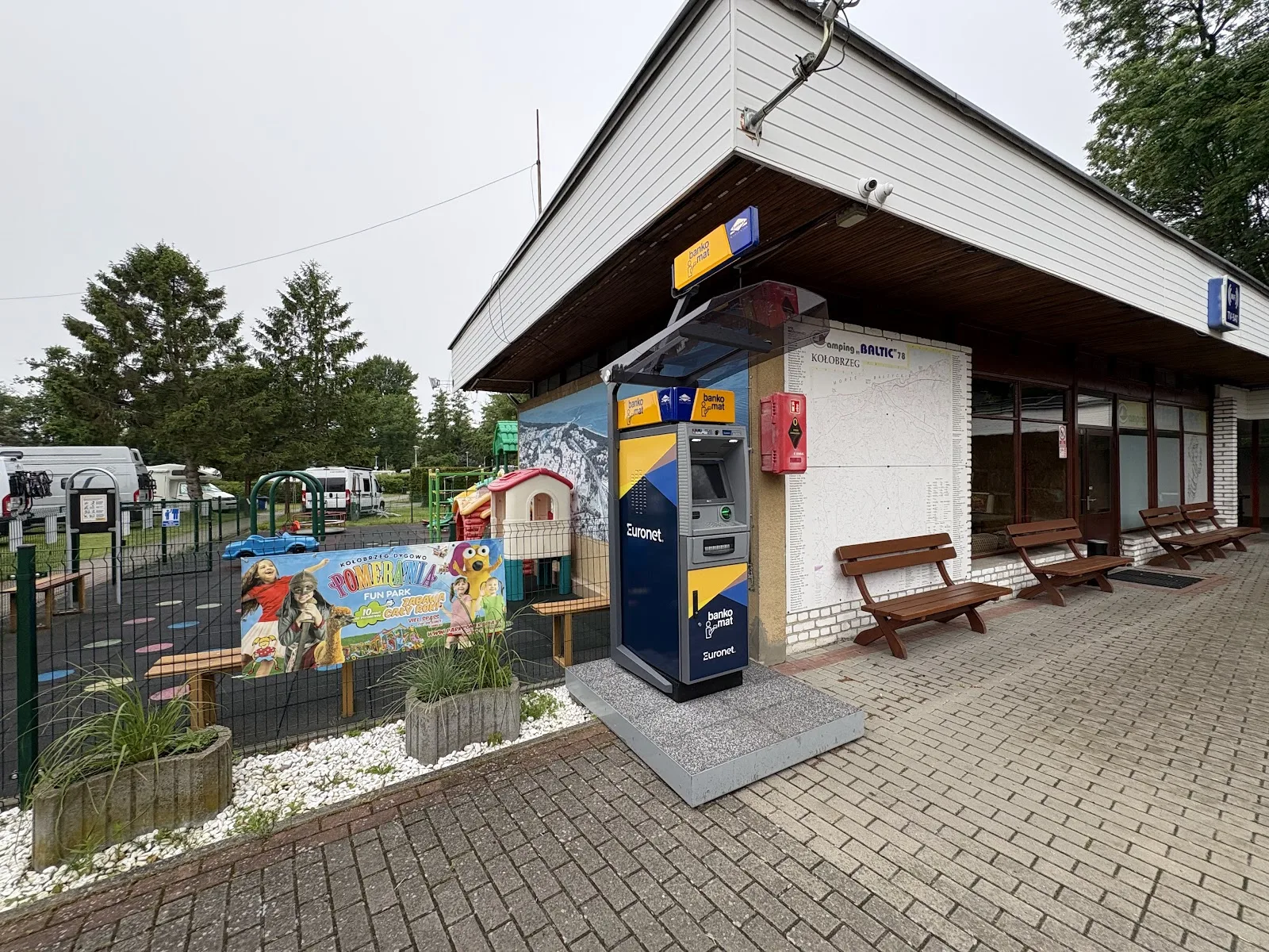 Warnung vor Trick-Geldautomaten in Polen, gelb-blaue Touristen-Falle bei Camping Baltic Kolberg