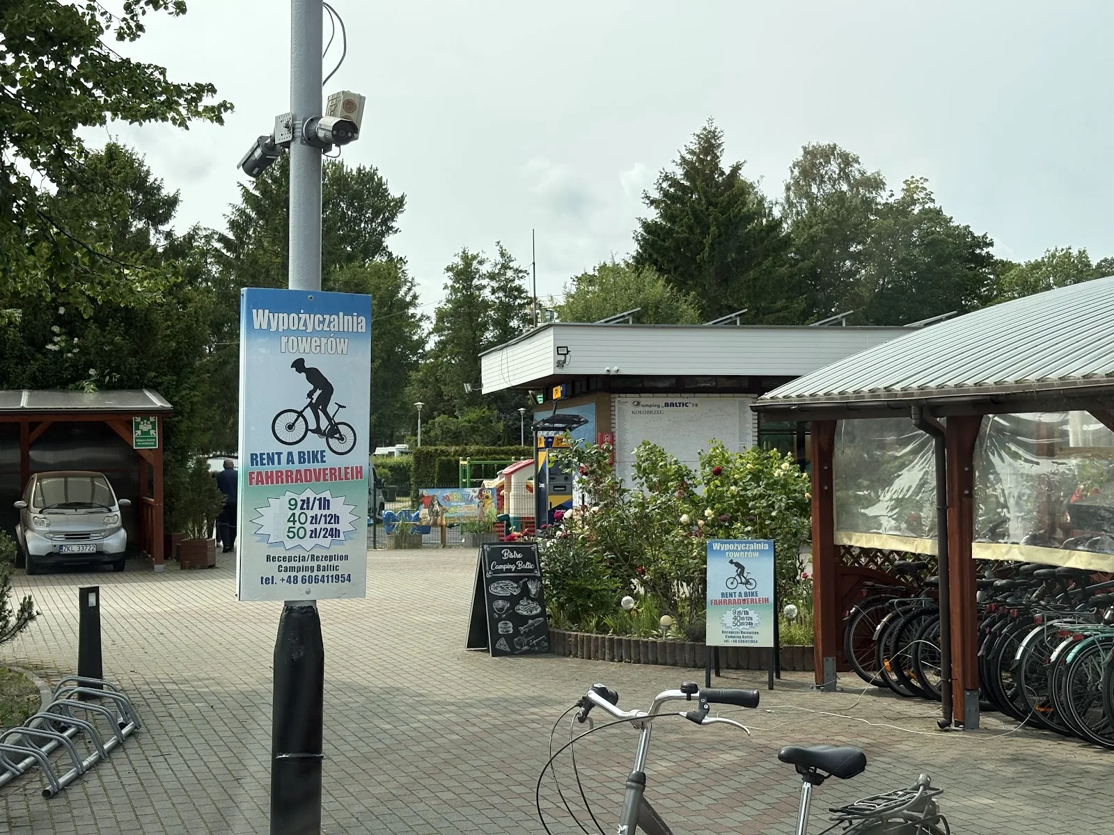 Einfahrt und Fahrradverleih am Camping Baltic Kolberg