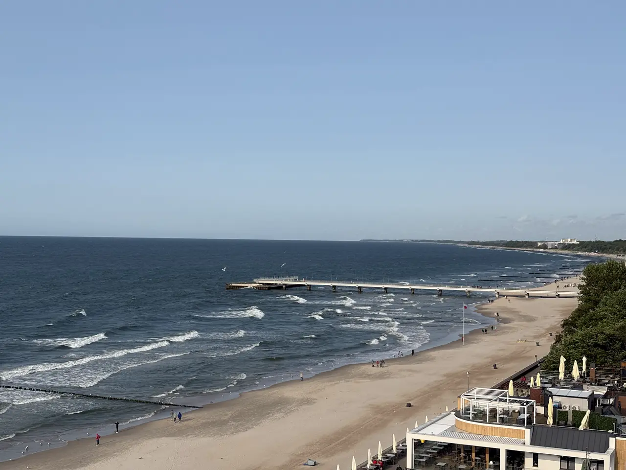 Blick vom Leuchtturm Kolberg auf Strand, Wellen und Seebrücke