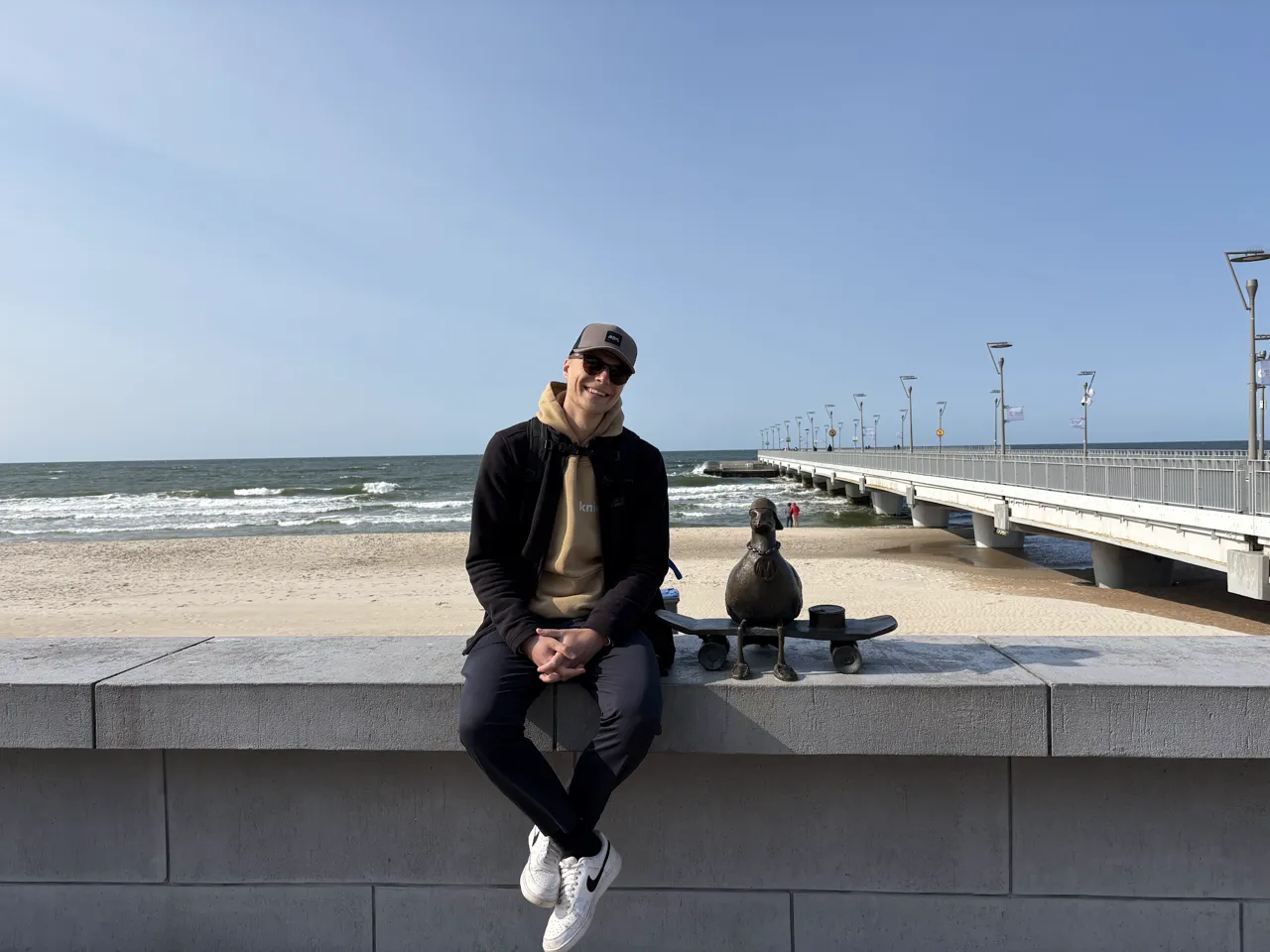Mark neben der Bronzemöwe mit Skateboard an der Seebrücke Kolberg