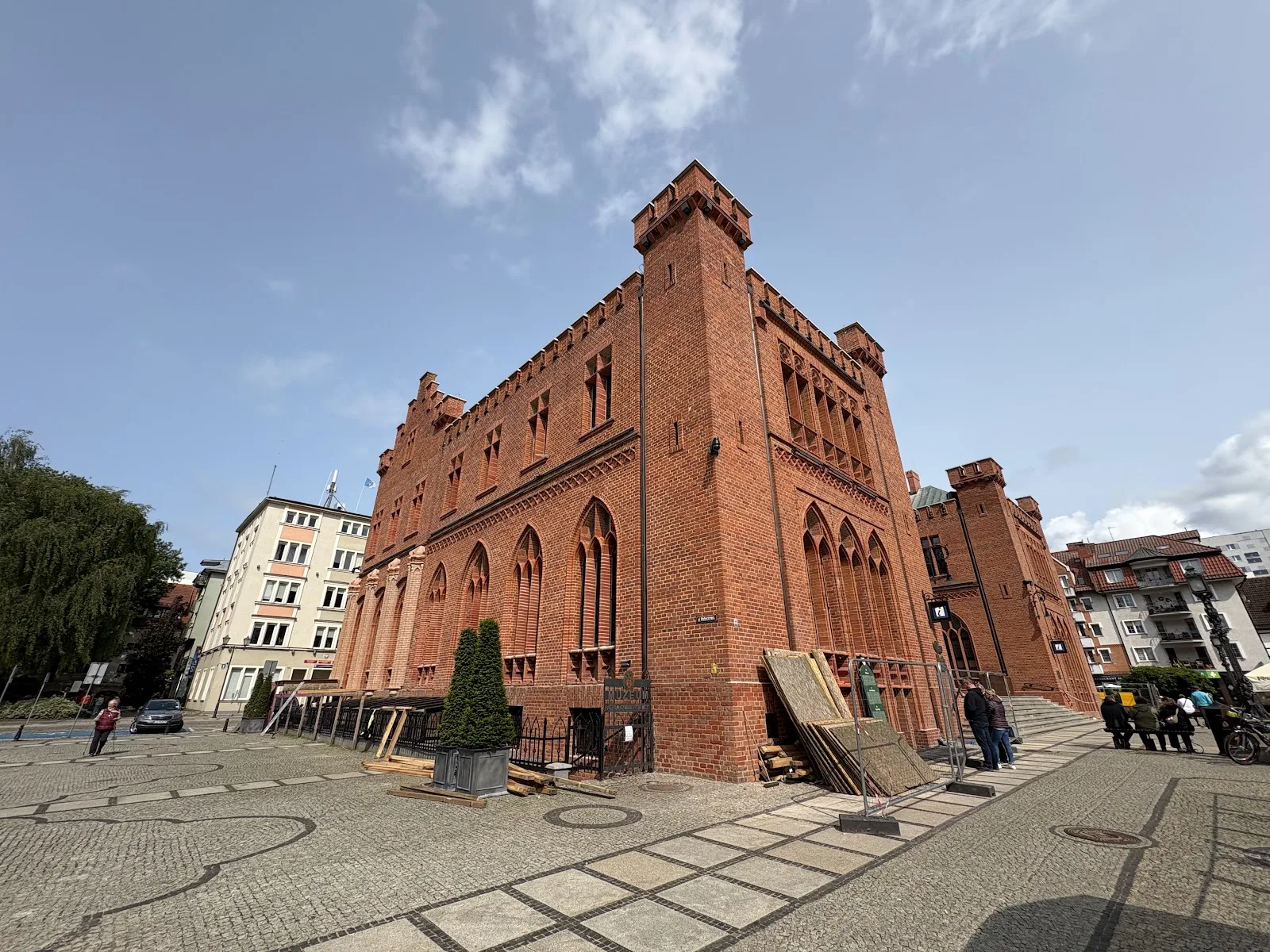 Rathaus Kolberg im neugotischen Backstein-Stil mit Türmchen