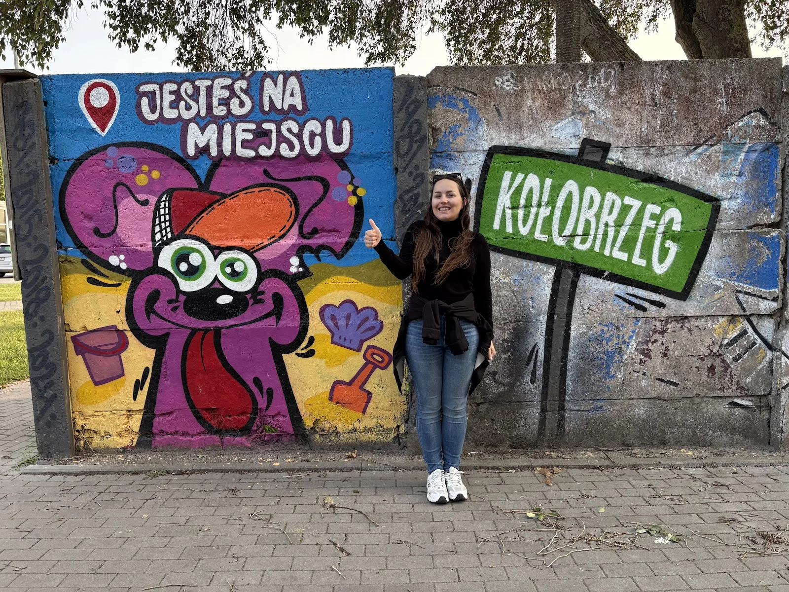 Graffiti Jesteś na miejscu bei der Einfahrt nach Kolberg mit dem Wohnmobil