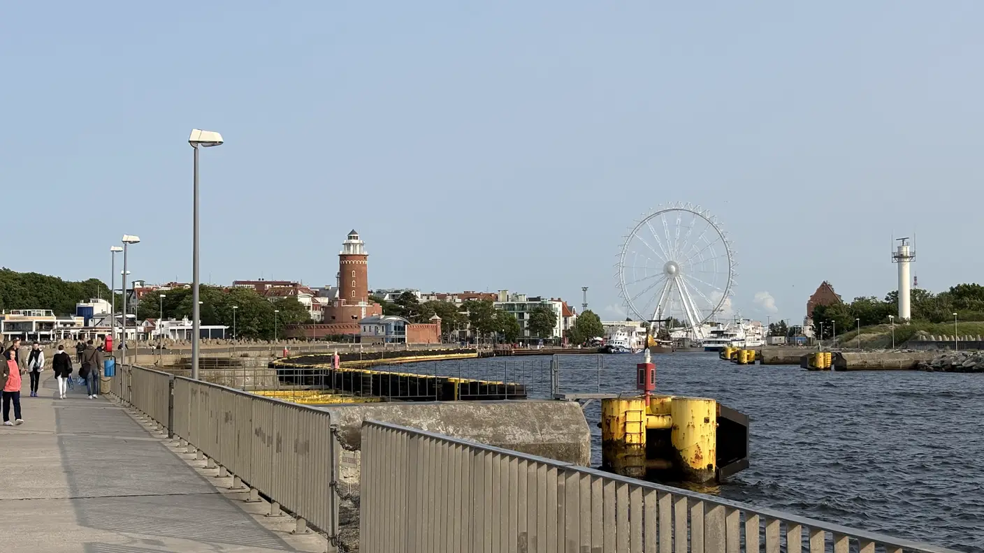 Blick vom Wellenbrecher in Kolberg auf Hafen, Leuchtturm und Riesenrad