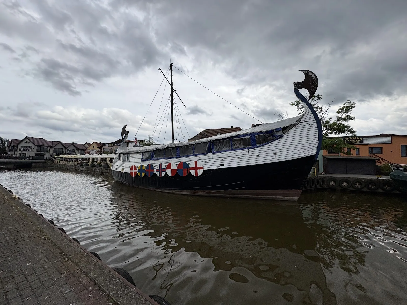 Hafen von Łeba mit Booten im Wikinger-Stil