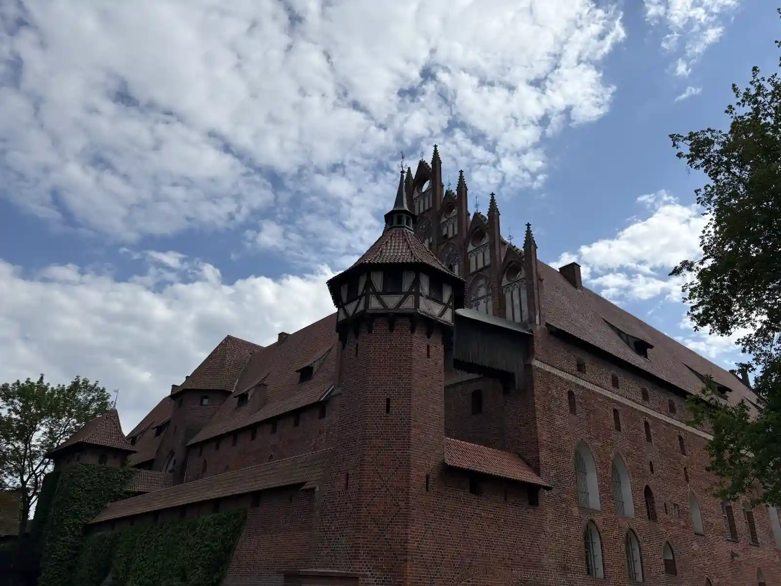 Marienburg Malbork Fassade mit Türmen und Marienkirche