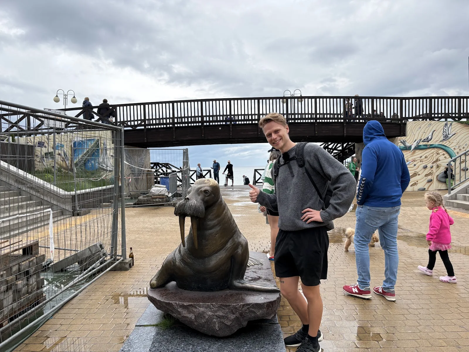 Bronzestatue Pomnik Morsa am Hauptstrandzugang von Mielno