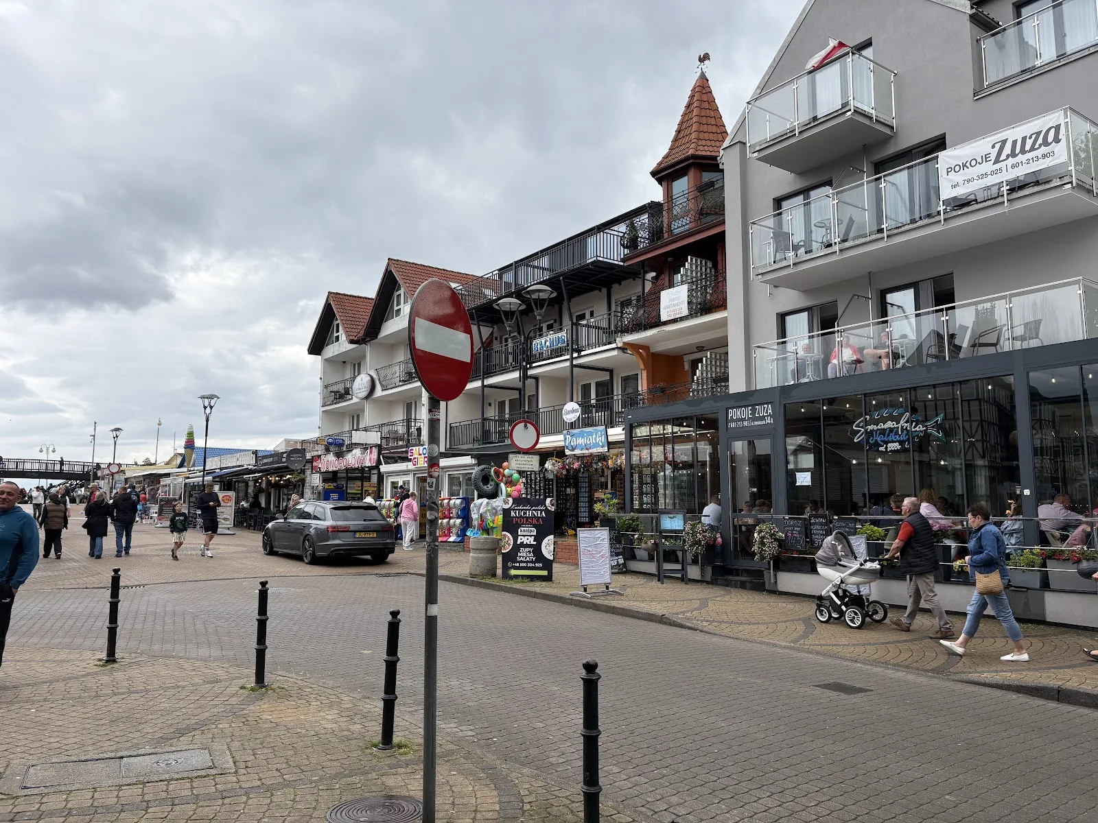 Souvenirshop mit Strandspielzeug an der Promenade von Mielno