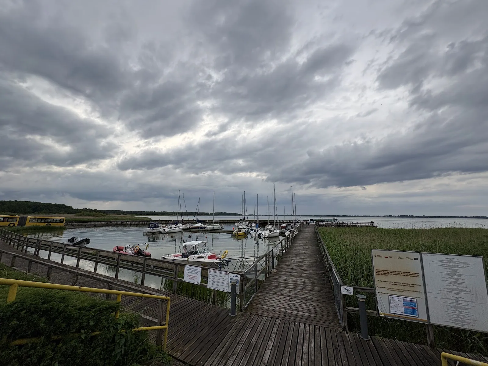 Yachthafen am Jamno-See bei Mielno mit Segelbooten
