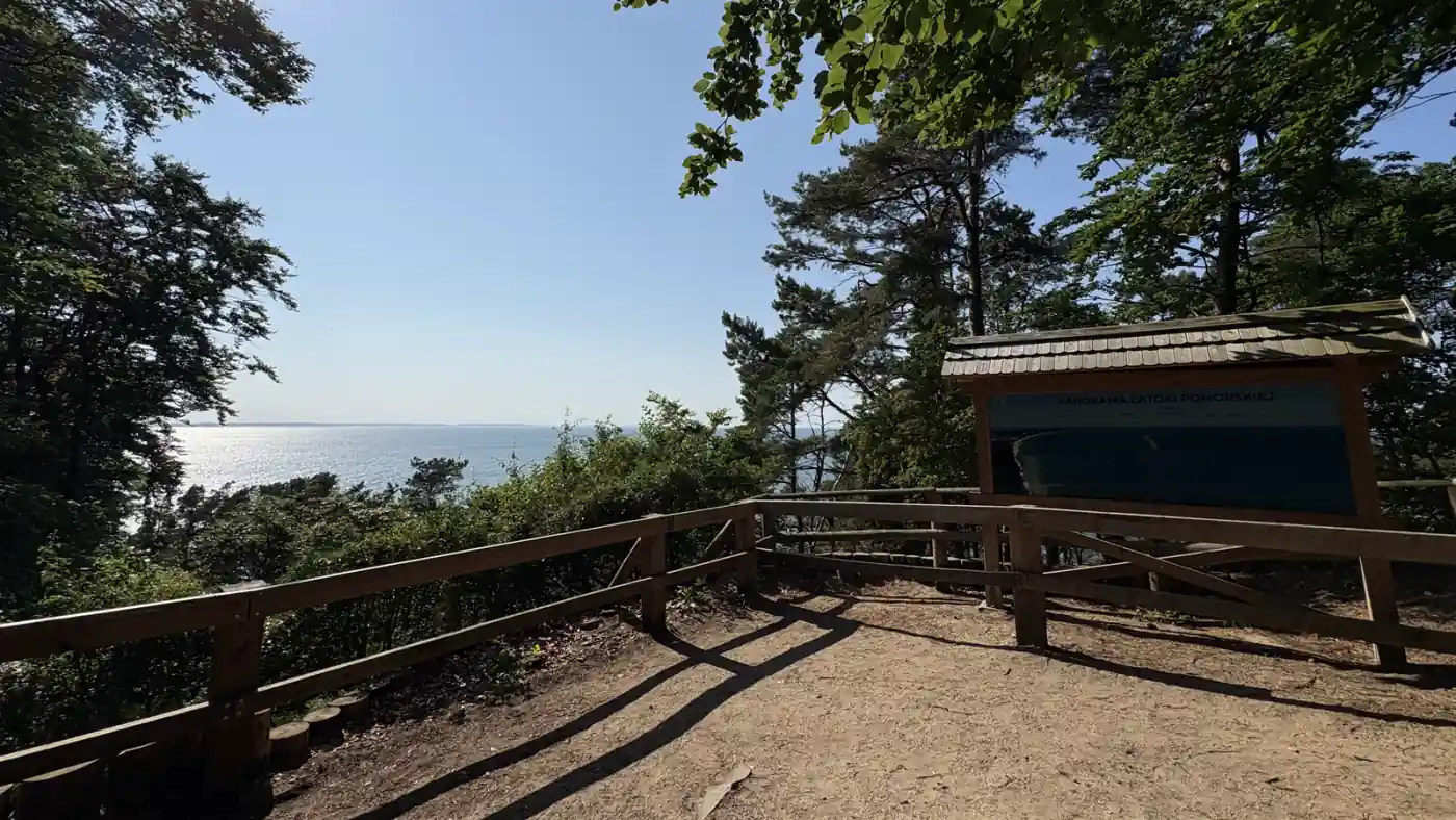 Aussichtspunkt Kawcza Góra im Wolin-Nationalpark mit Holzgeländer, Panorama-Tafel und Blick auf die Ostsee
