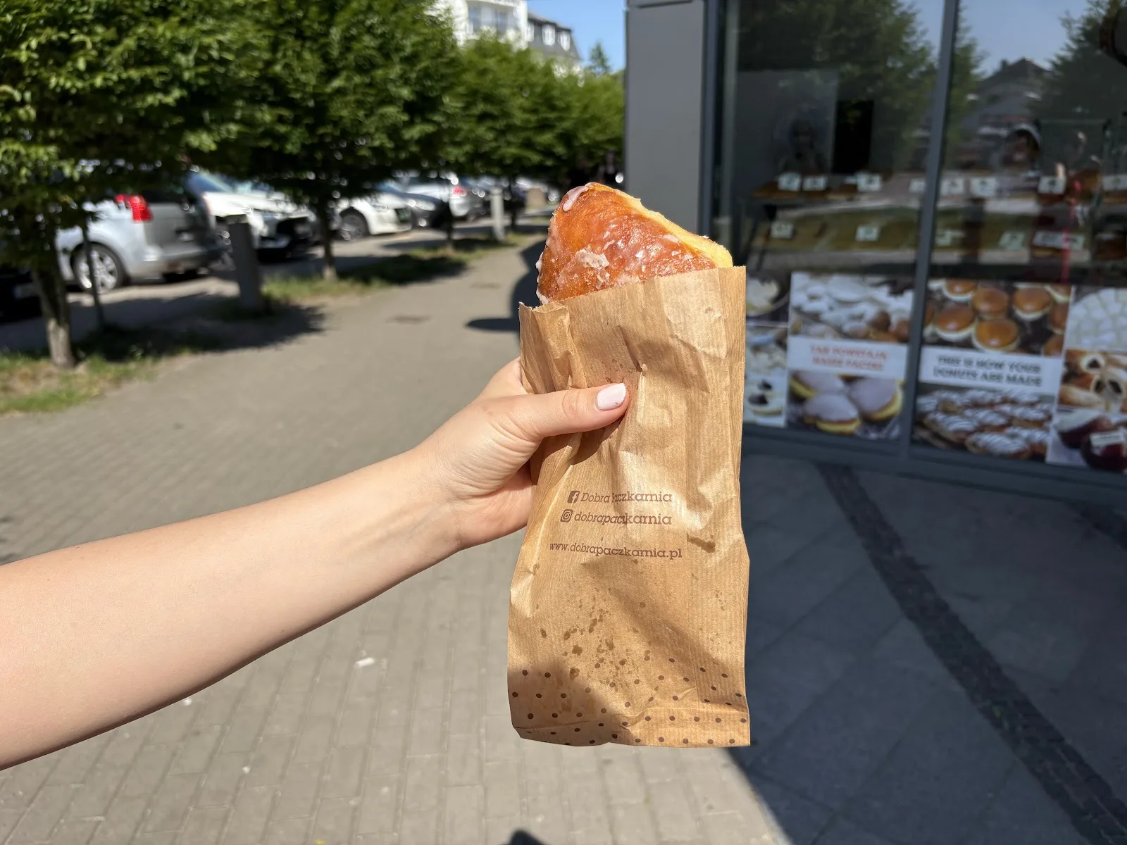 Frischer polnischer Pączek-Donut von Dobra Pączkarnia an der Promenade Misdroy