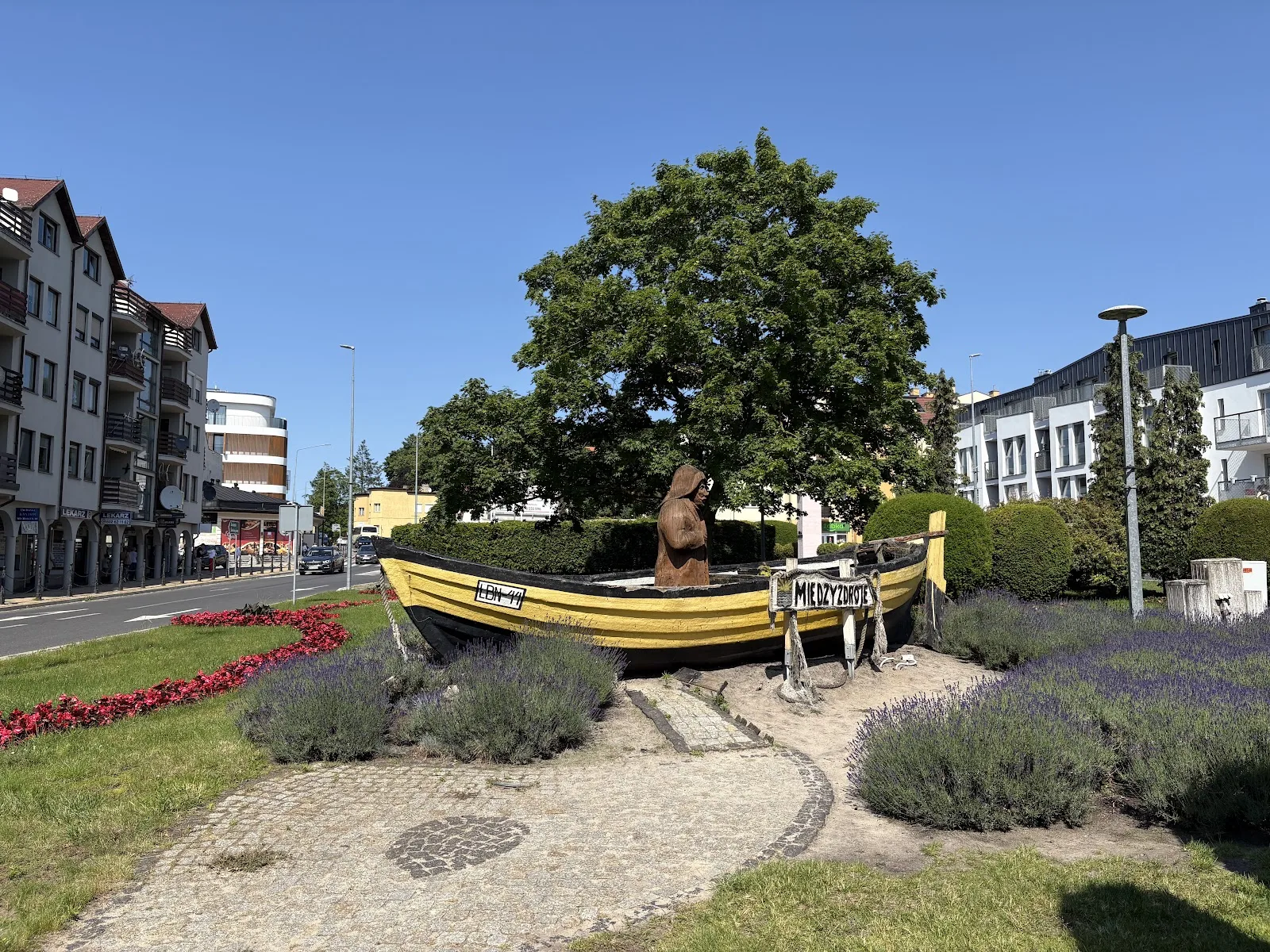 Fischerboot-Denkmal mit Międzyzdroje-Schriftzug am Ortseingang von Misdroy