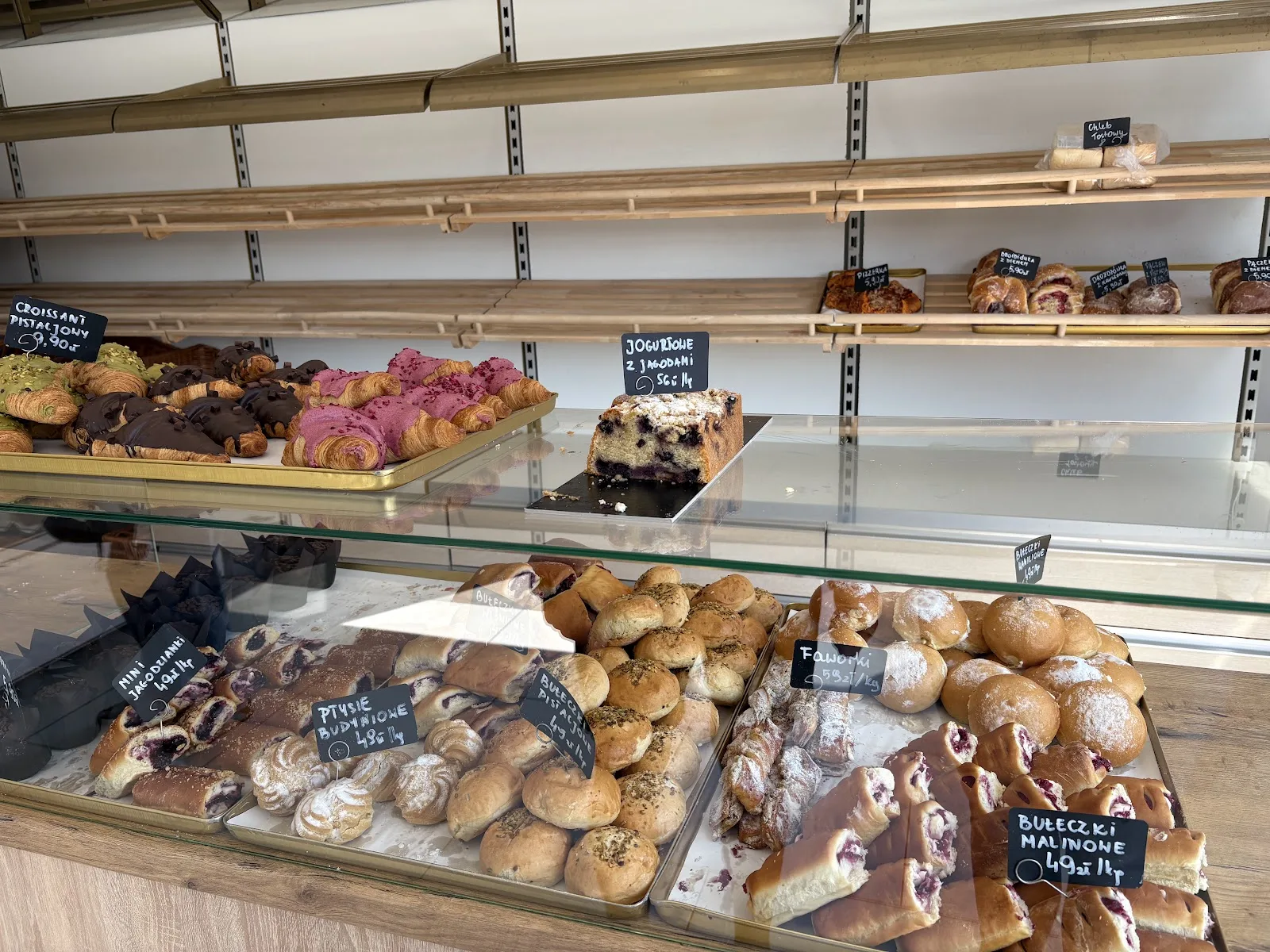 Auslage der Bäckerei Cukiernia Piekarnia Paula in Niechorze