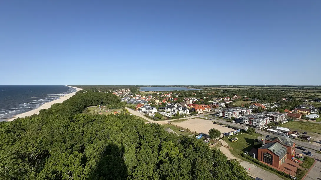 Blick vom Leuchtturm Niechorze auf Wald, Dorf und den langen Ostseestrand