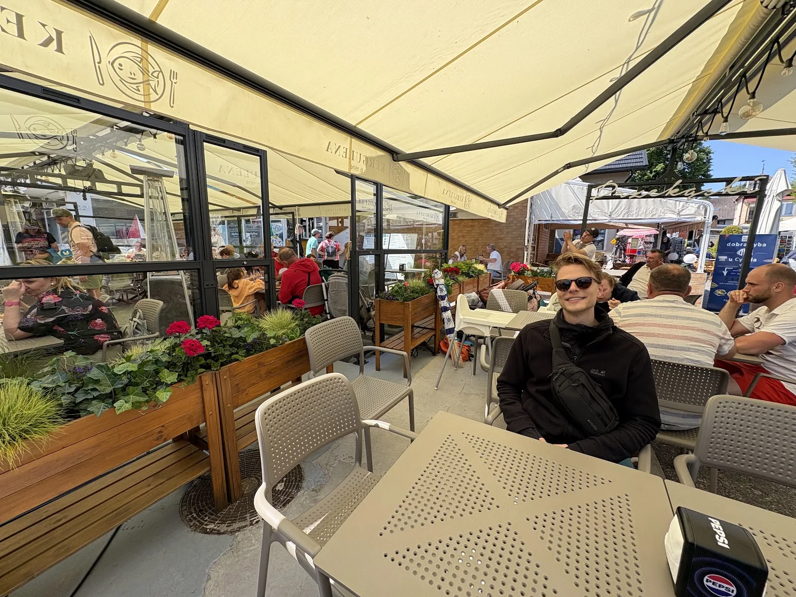 Terrasse der Fischbraterei Kergulena in Niechorze mit Gästen