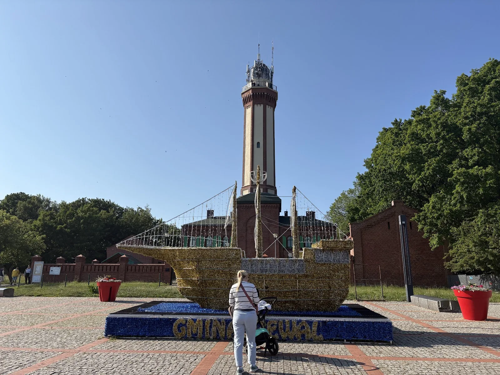 Leuchtturm Niechorze mit Schiffsdenkmal der Gmina Rewal im Vordergrund