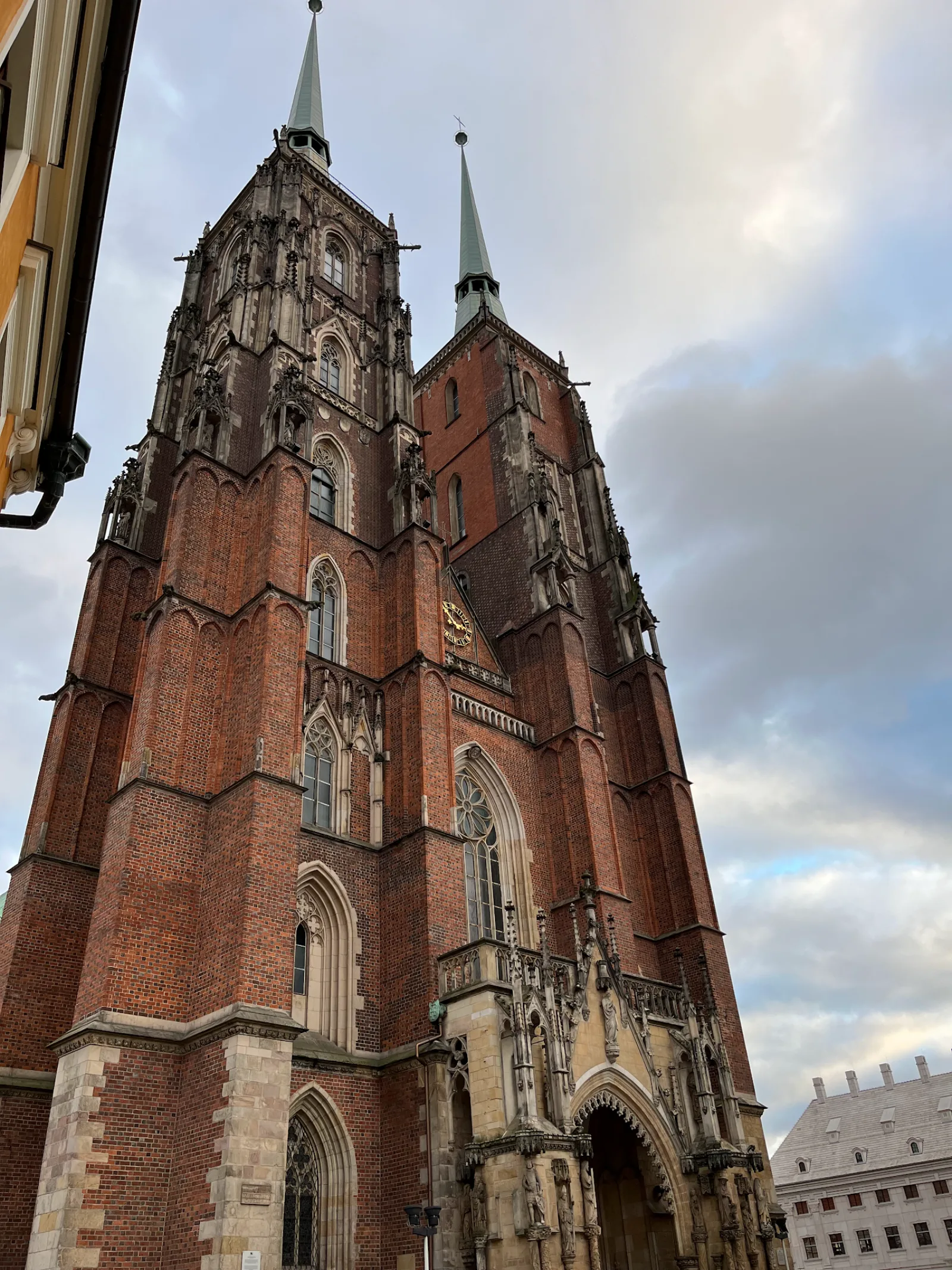 Breslauer Dom St. Johannes mit den beiden Türmen auf der Dominsel