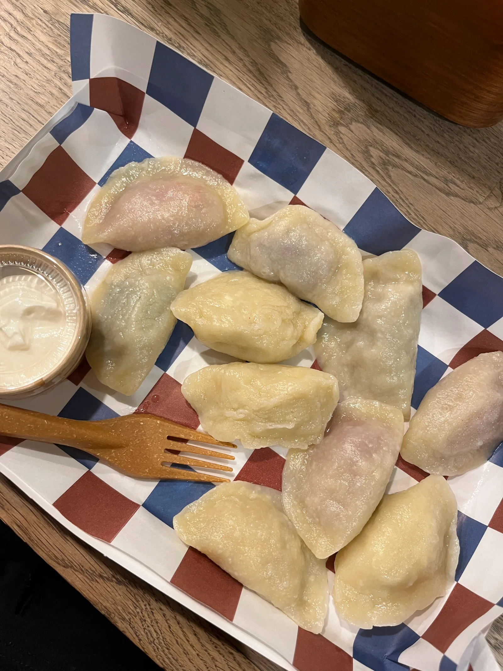 Teller mit polnischen Pierogi, typisches Bar-Mleczny-Gericht in Breslau